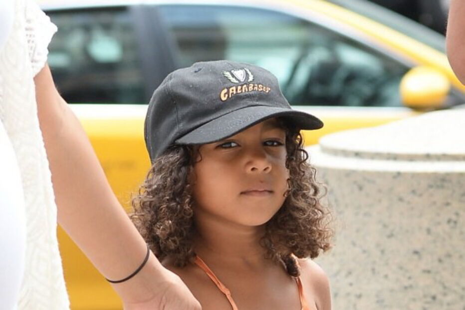 Kim Kardashian assegura que se trata de um vestido com atilhos