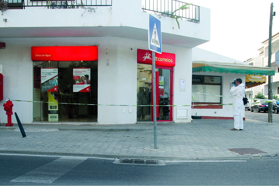 Polícia Judiciária recolheu vestígios na estação dos CTT assaltada e está a fazer diligências para localizar o fugitivo   