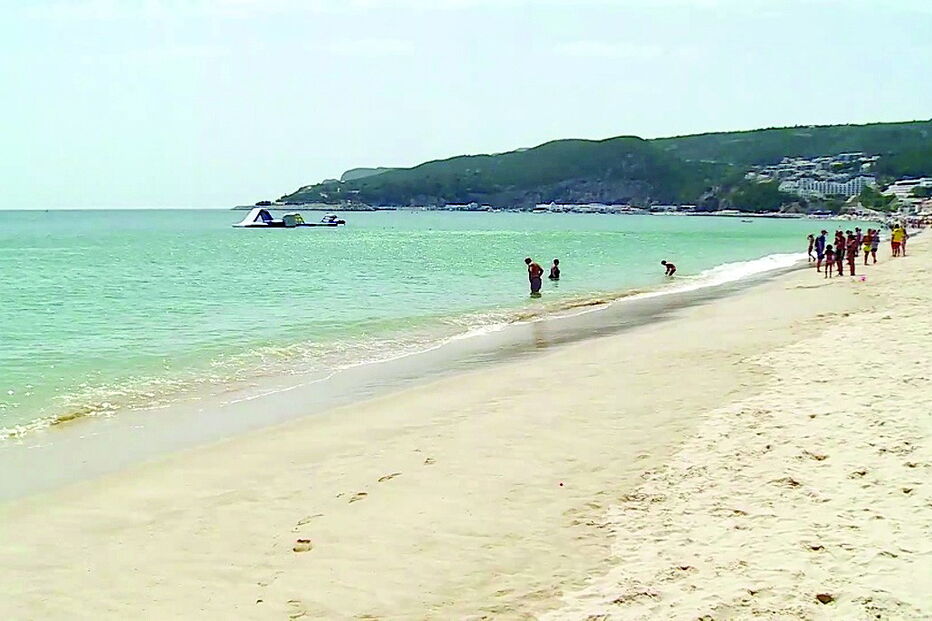 Apesar da bandeira vermelha, alguns banhistas foram ao mar, aproveitando a tarde de calor 