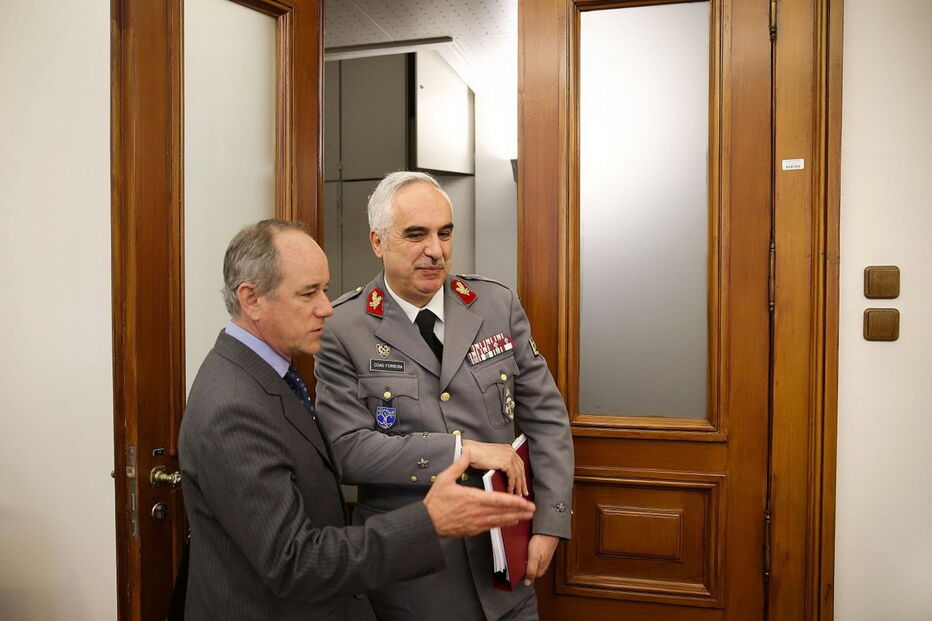 Faria Menezes, Comando das Forças Terrestres, Azeredo Lopes, Cóias Ferreira, Lusa, ministro da Defesa Nacional, tenente-general, Vicente Pereira, Tancos, Expresso, Comando de Pessoal, Antunes Calçada, Chefe do Estado-Maior do Exército, Rovisco Duarte, Paióis Nacionais, Estado-Maior, Rodrigues da Costa, política, defesa