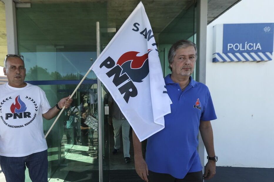 PNR fez ação de protesto em frente à esquadra de Alfragide, na Amadora