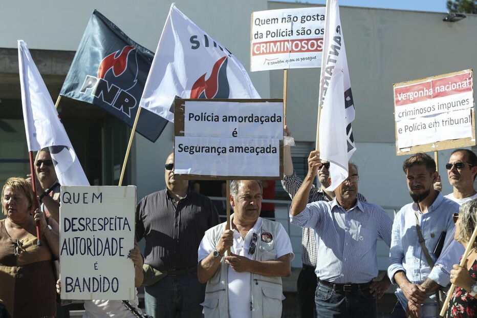 PNR fez ação de protesto em frente à esquadra de Alfragide, na Amadora