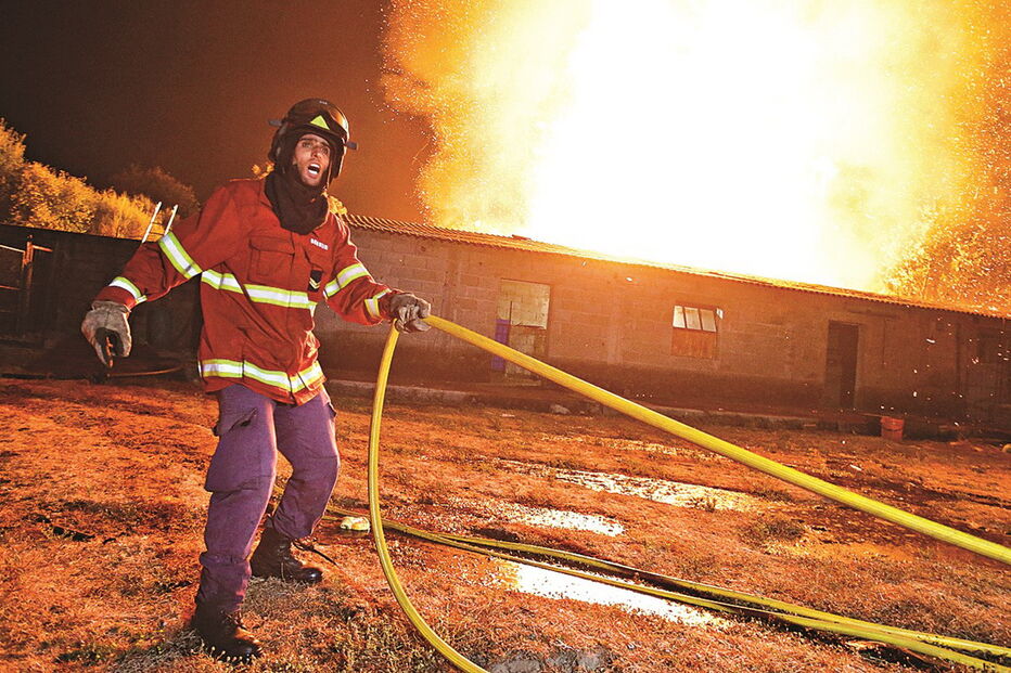 Pedrógão, Proteção Civil e dos Bombeiros, Abrunhosa do Mato, Portugal, SIRESP, Vila Chã, Alijó, Porto, Mangualde, Santiago de Cassurrães, Everjets, Proteção Civil, incêndios, fogo, evacuação