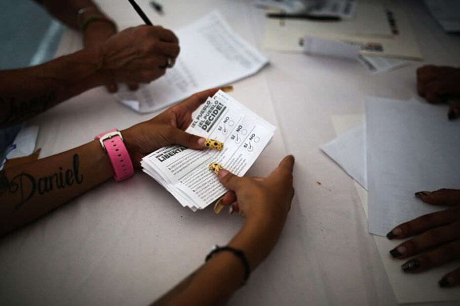 Milhões de venezuelanos votam em referendo contra Maduro