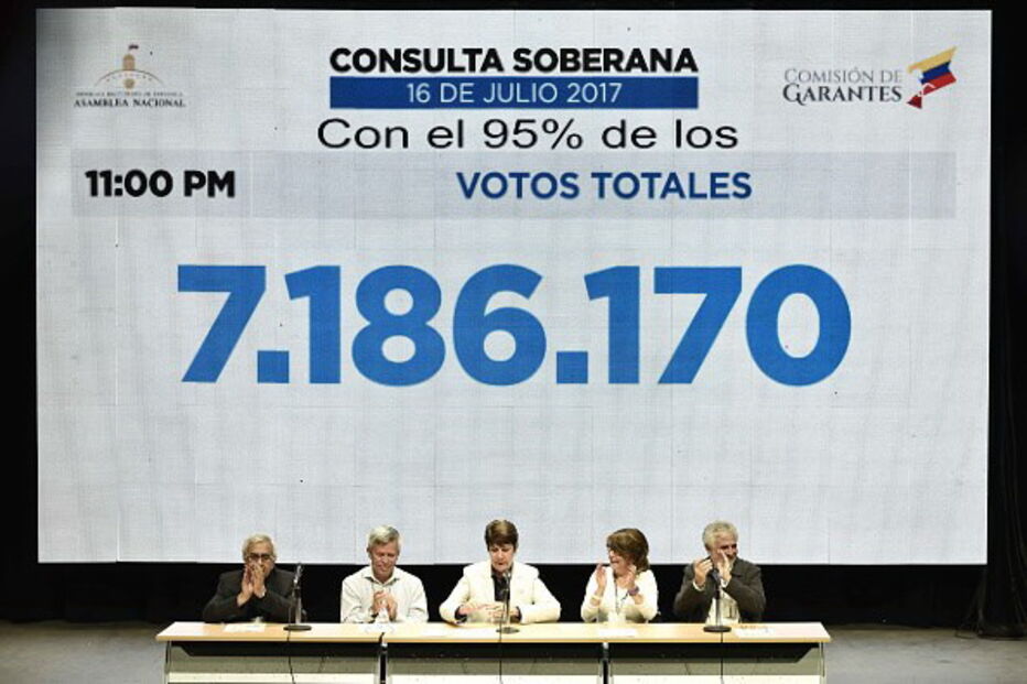 Milhões de venezuelanos votam em referendo contra Maduro