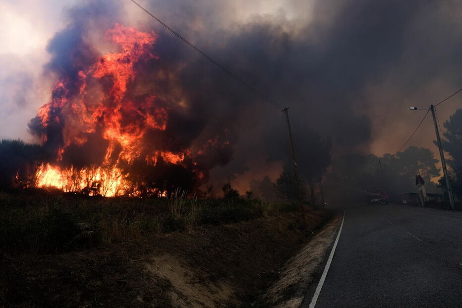 Fogo reacende em Mangualde e põe casas em risco