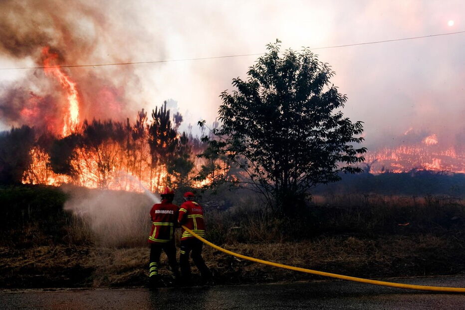 Fogo reacende em Mangualde e põe casas em risco