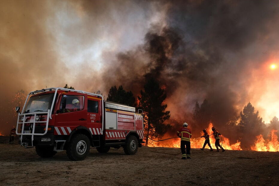 Fogo reacende em Mangualde e põe casas em risco