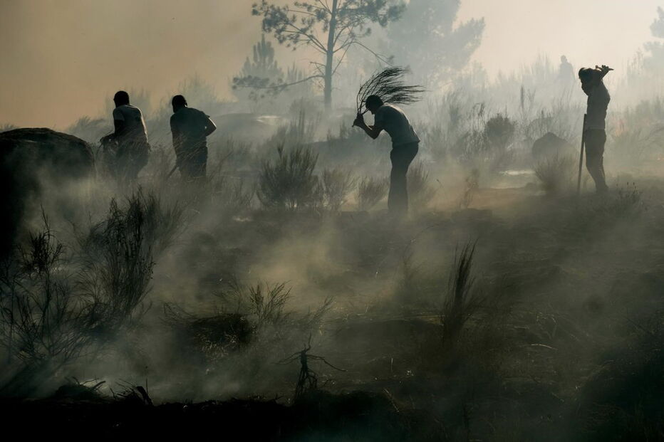 Fogo reacende em Mangualde e põe casas em risco