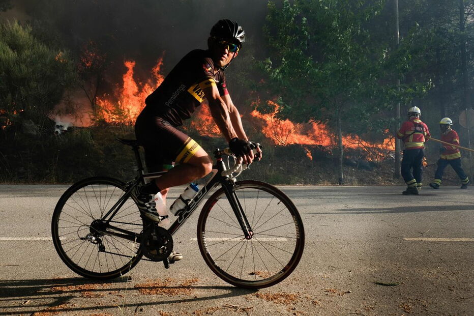 Fogo reacende em Mangualde e põe casas em risco