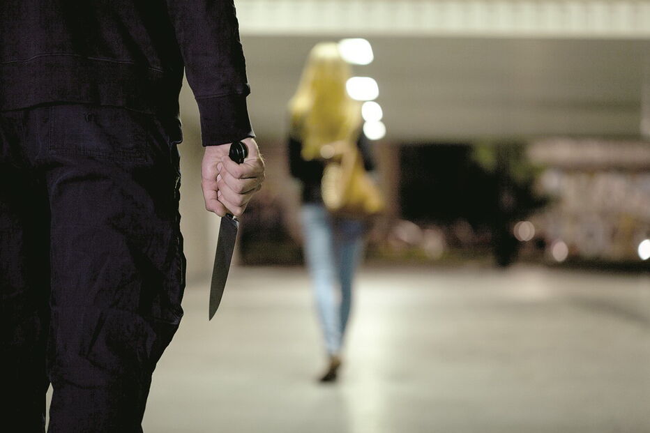 Ladrões usaram uma faca para ameaçarem as vítimas e as obrigarem a ir a caixas de multibanco fazer levantamentos