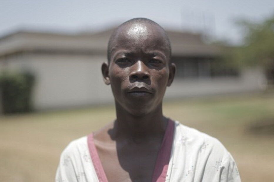 Conheça o homem com os maiores testículos do mundo