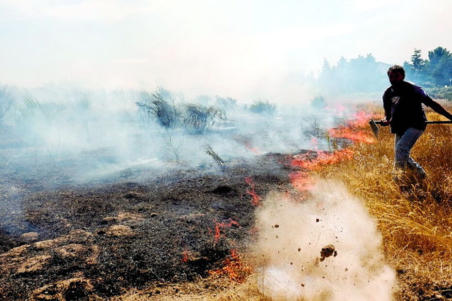 Populares ajudaram os bombeiros a combater as chamas descontroladas   