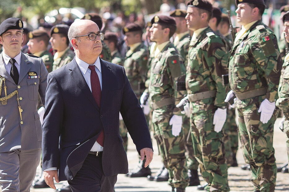 O ministro da Defesa, Azeredo Lopes, defende a eliminação da redução salarial no período da instrução militar, através da reposição do sistema de graduações