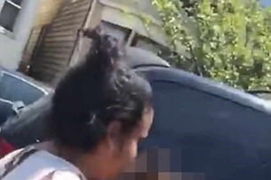 Mulher em fúria destrói carro do ex-marido com um martelo