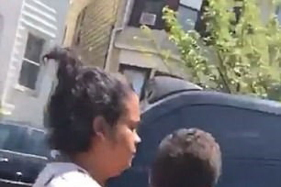 Mulher em fúria destrói carro do ex-marido com um martelo