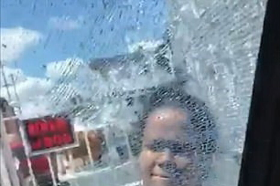 Mulher em fúria destrói carro do ex-marido com um martelo