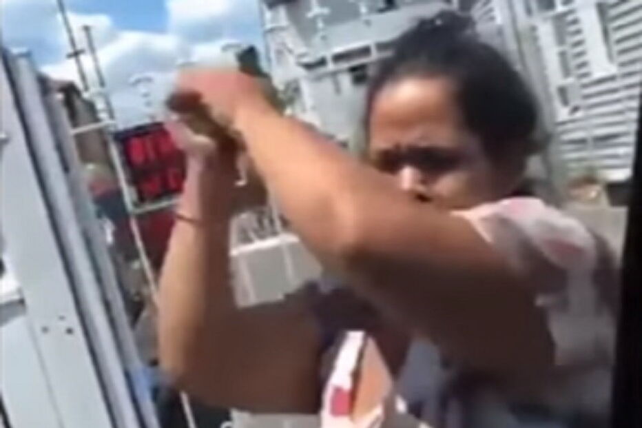 Mulher em fúria destrói carro do ex-marido com um martelo