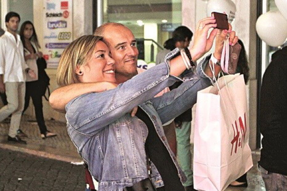 Entre as 19h00 e a meia-noite, pode fazer compras em várias lojas e celebrar o verão na rua