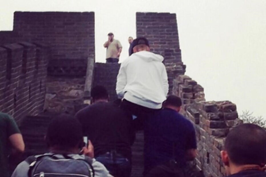 Artista gerou polémica ao tirar fotografias a percorrer a Grande Muralha levado às costas de um segurança, em 2013