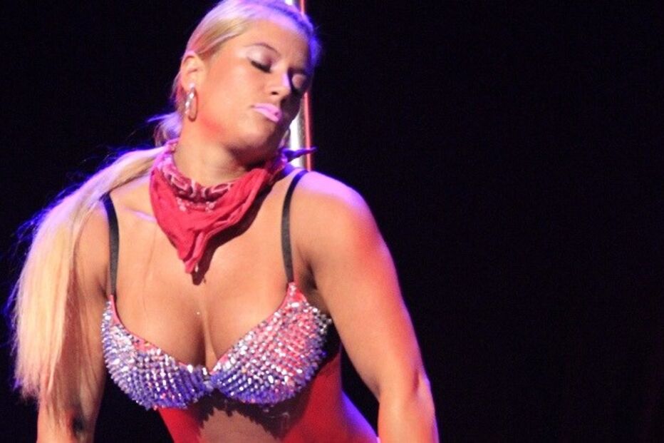 Bailarinas espalham sensualidade no evento dedicado às motos   