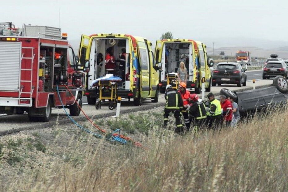Carrinha de nove lugares onde seguia a família portuguesa saiu da estrada e ficou capotada dentro de uma valeta     