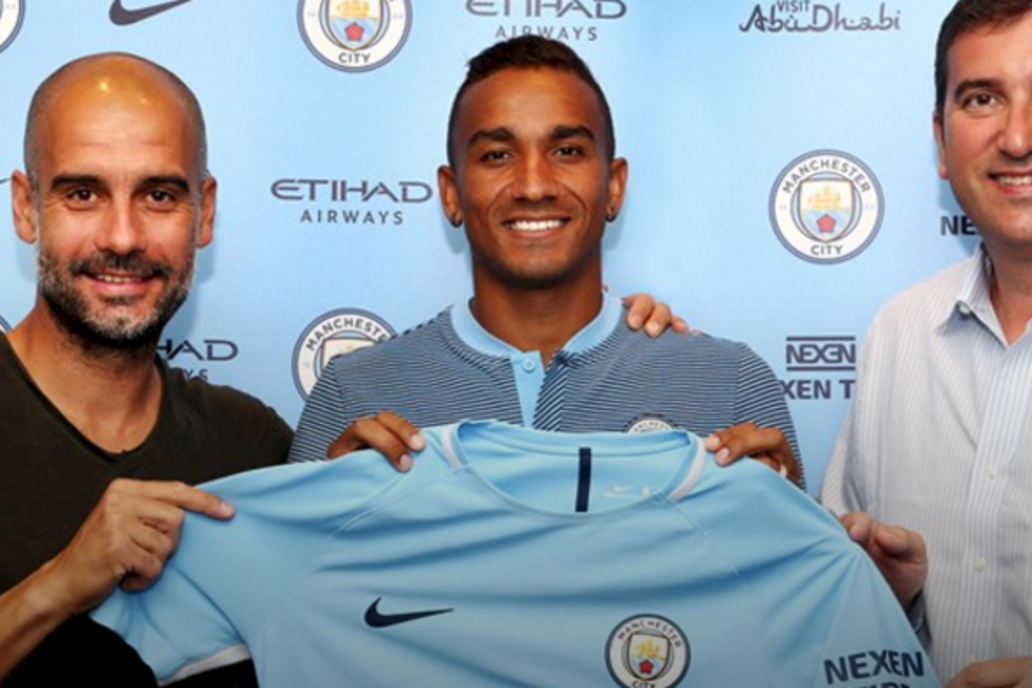 Danilo assina por cinco anos com o Manchester City
