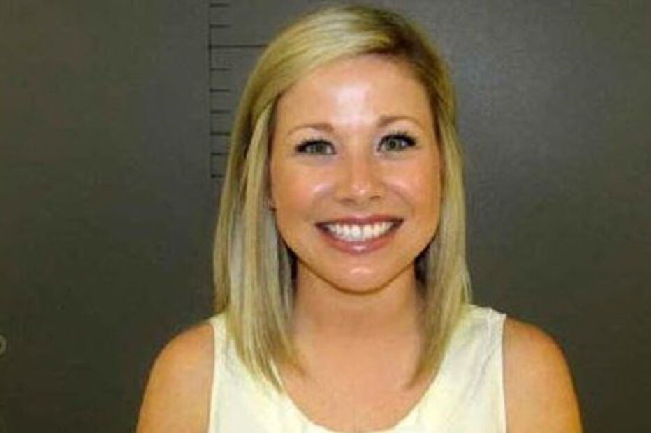 Sarah Fowlkes, de 27 anos, era professor de um liceu em Lockart, no Texas. Entregou-se às autoridades depois manter relações sexuais com um aluno de 17 anos