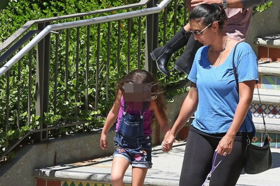 Talinda foi vista num centro comercial com a filha