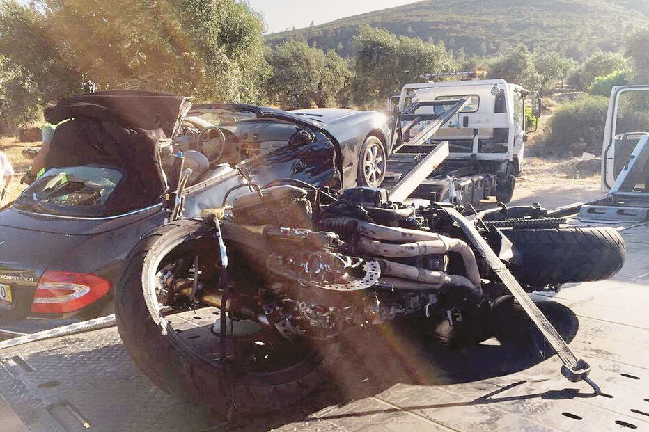 Carro e moto envolvidos no acidente ficaram desfeitos