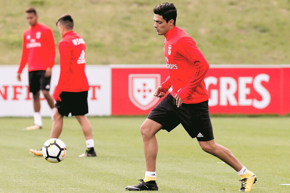 Raúl Jiménez, de 26 anos, marcou 23 golos nos 77 jogos realizados com a camisola do Benfica. Tem uma cláusula de rescisão de 60 milhões de euros 