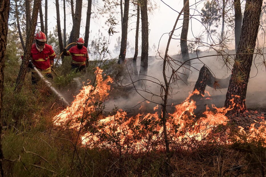 Bombeiros combatem fogos no centro do País