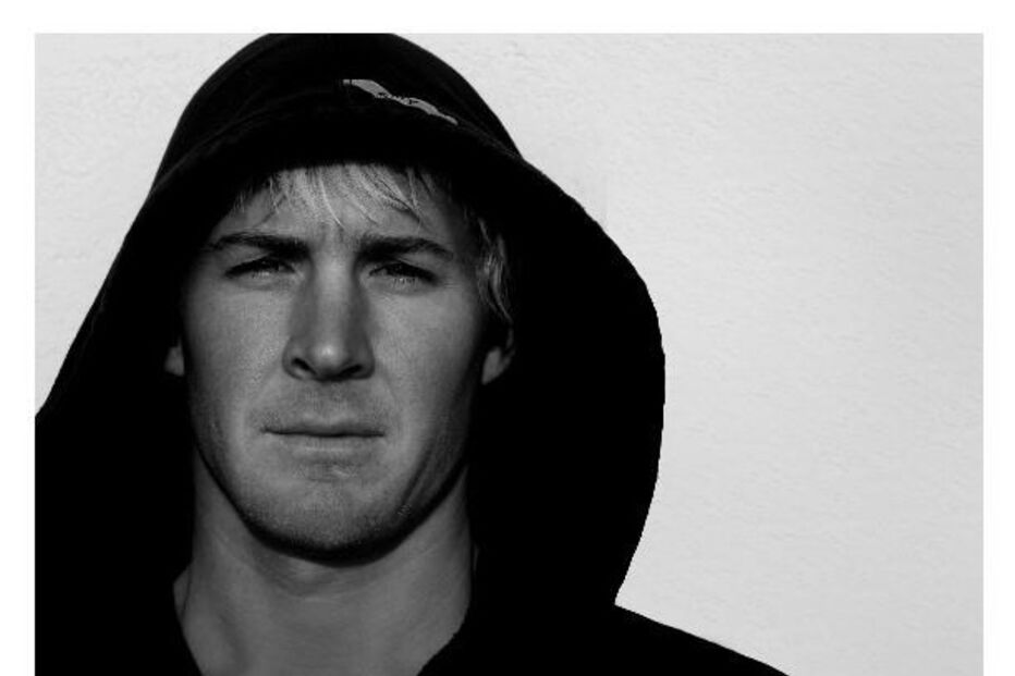 O surfista Andrew Cotton vem a Lisboa contar as suas experiências a surfar na Nazaré