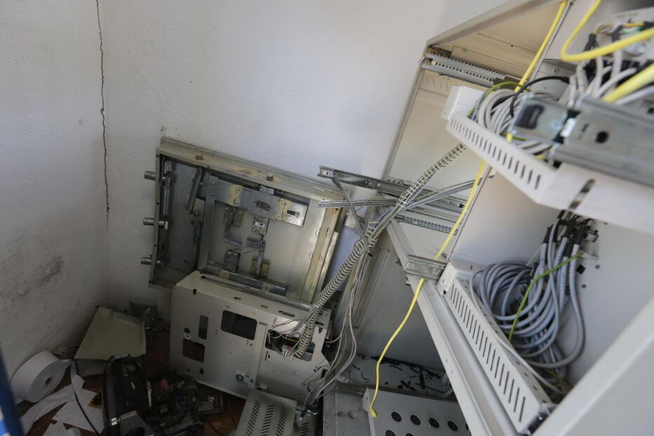 Assalto à bomba junto ao Janas Futebol Clube, em Janas, Sintra, deixou rasto de destruição e rendeu fortuna ao gang   