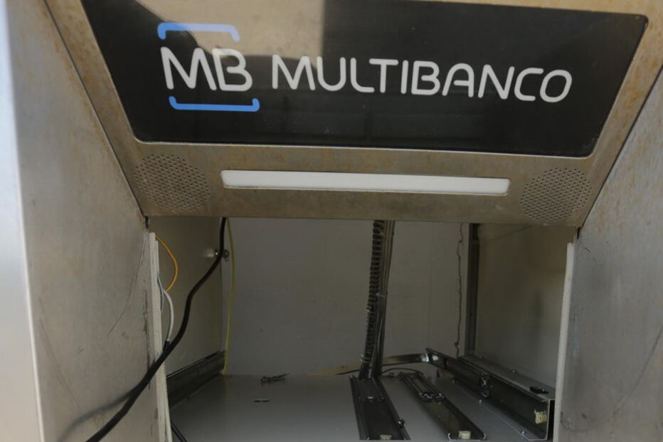 Assalto à bomba junto ao Janas Futebol Clube, em Janas, Sintra, deixou rasto de destruição e rendeu fortuna ao gang   