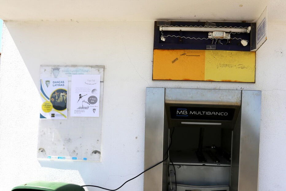 Assalto à bomba junto ao Janas Futebol Clube, em Janas, Sintra, deixou rasto de destruição e rendeu fortuna ao gang   