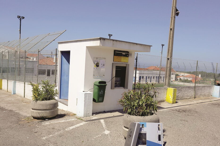 Assalto à bomba junto ao Janas Futebol Clube, em Janas, Sintra, deixou rasto de destruição e rendeu fortuna ao gang   