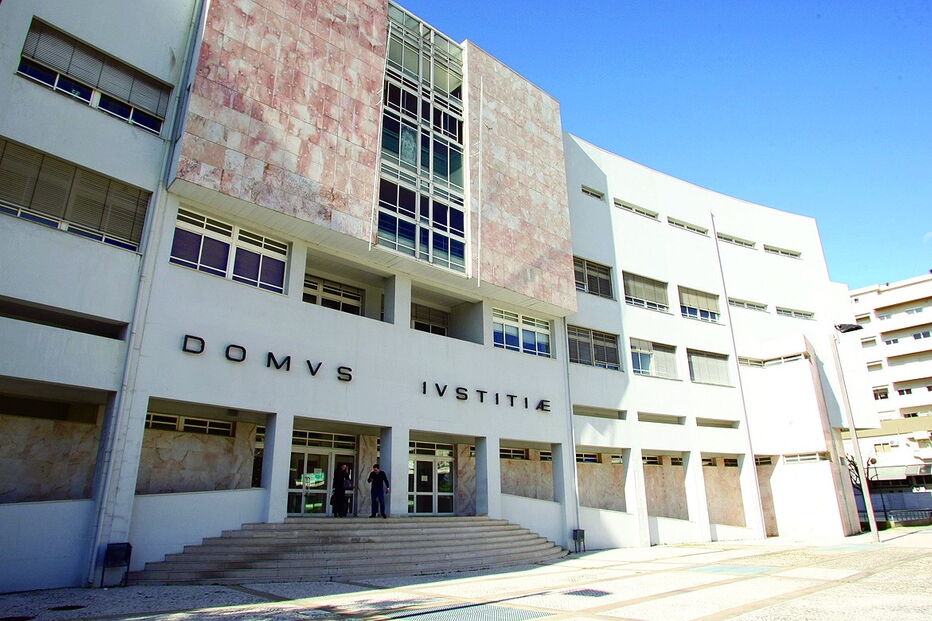 Coletivo de juízes do Tribunal de Braga condenou o agressor, que é casado e pai de um menino, a pena de prisão