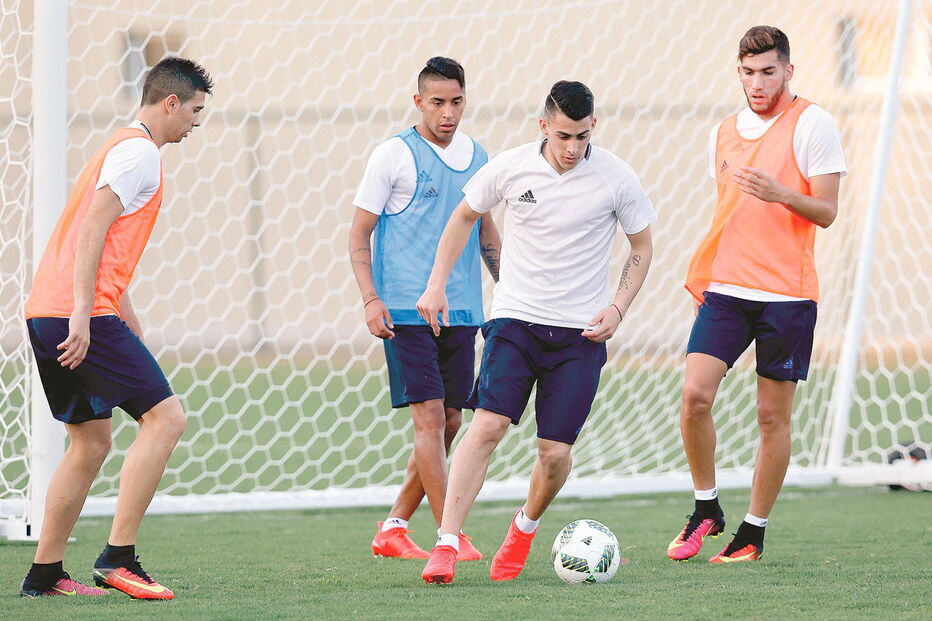 2017-07-26_01_44.33 Cristian Pavón ( ao centro) foi um dos destaques dos argentinos do Boca Juniors na última temporada. O extremo tem uma cláusula de 18 milhões de euros.jpg