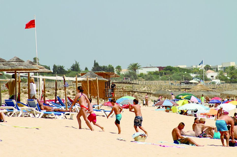 Apesar da proibição e da bandeira vermelha, muitos banhistas optaram por ir à àgua na praia dos Salgados