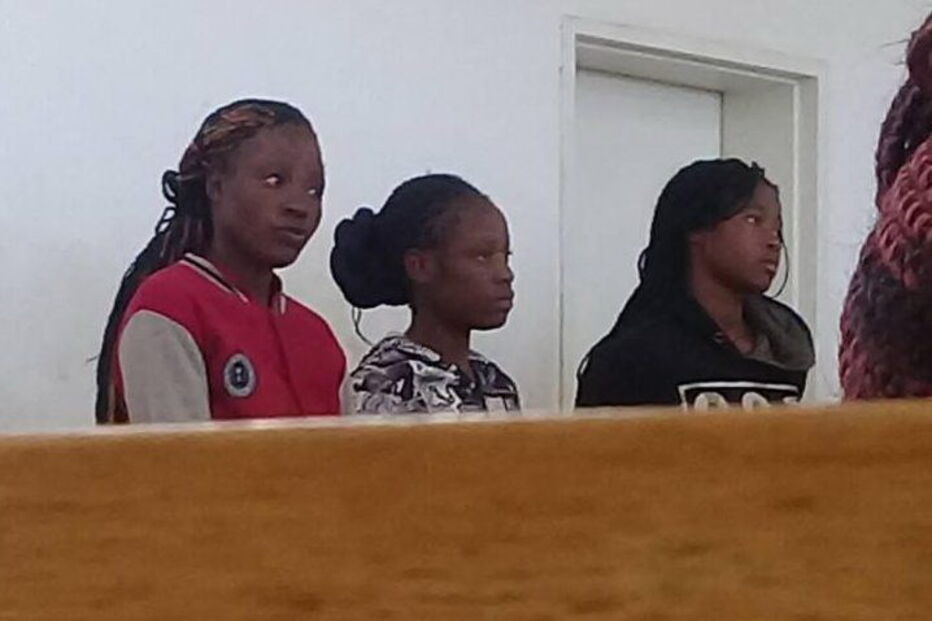Sandra Ncube, de 21 anos, Riamuhetsi Mlauzi, de 23, e Mongiwe Mpofu, de 25, negam ter violado o homem