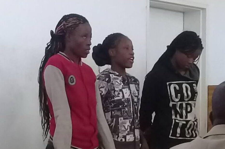 Sandra Ncube, de 21 anos, Riamuhetsi Mlauzi, de 23, e Mongiwe Mpofu, de 25, negam ter violado o homem