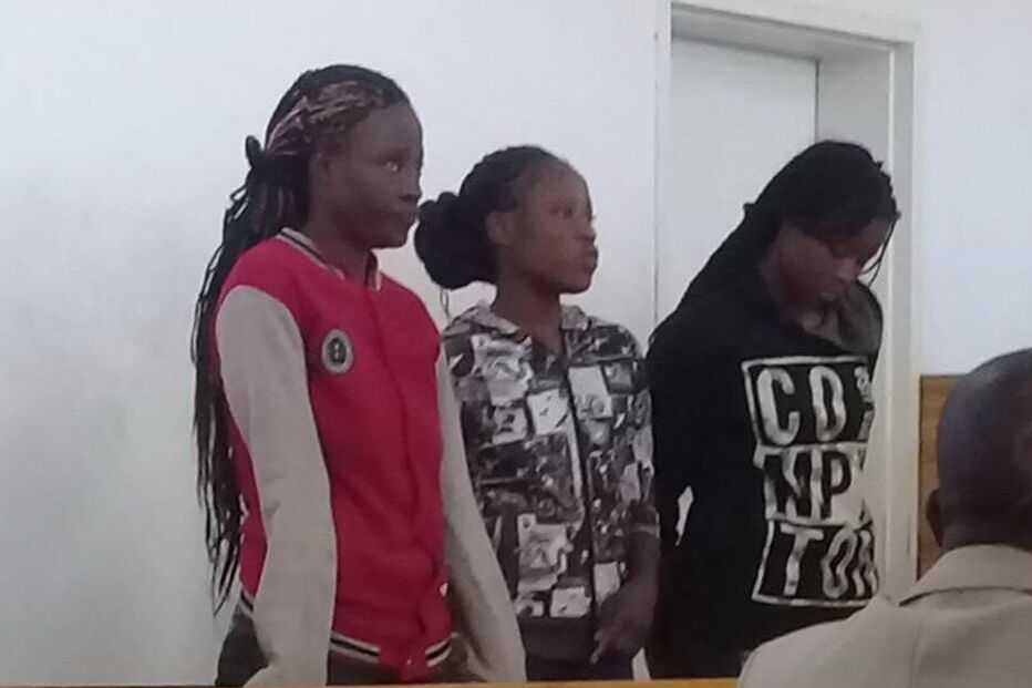 Sandra Ncube, de 21 anos, Riamuhetsi Mlauzi, de 23, e Mongiwe Mpofu, de 25, negam ter violado o homem