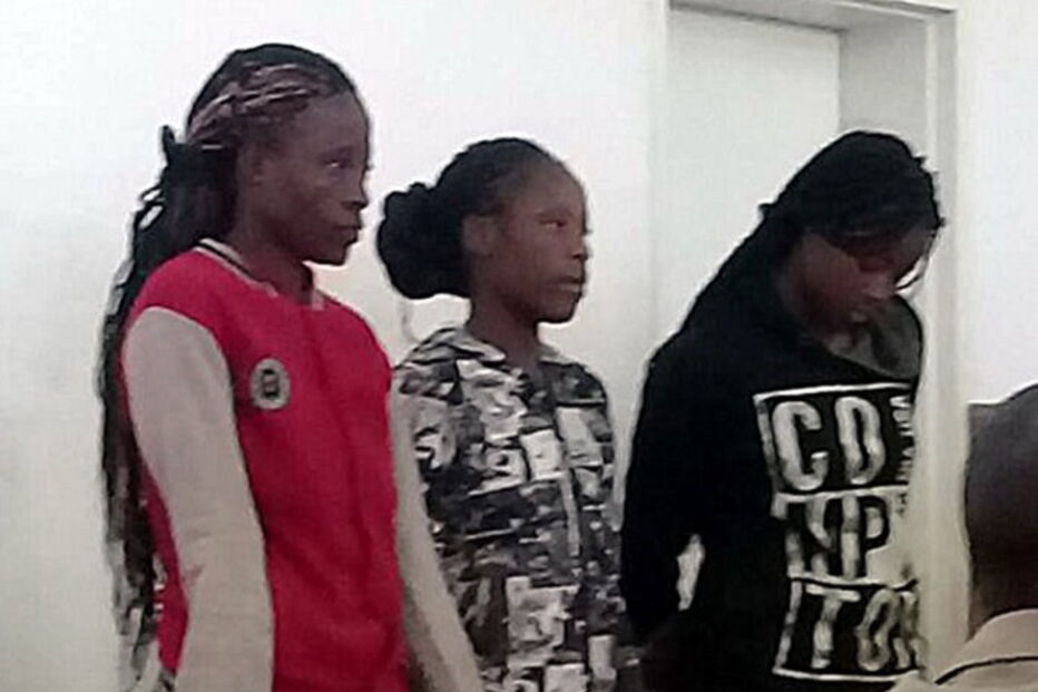 Sandra Ncube, de 21 anos, Riamuhetsi Mlauzi, de 23, e Mongiwe Mpofu, de 25, negam ter violado o homem