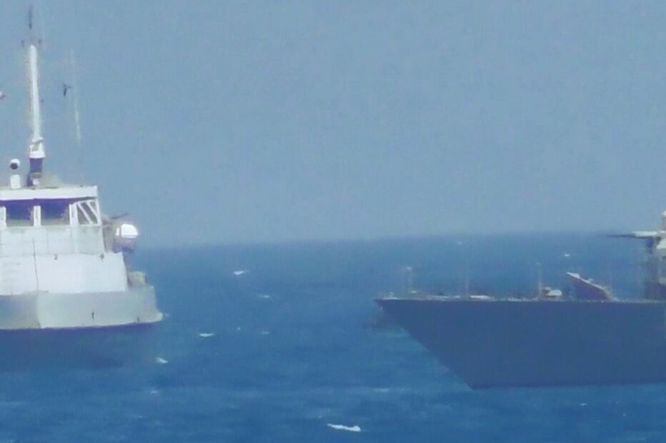 Barco iraniano patrulhava águas internacionais quando um navio dos Estados Unidos se aproximou.
