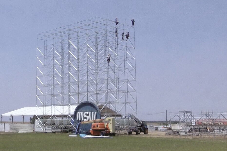 Os últimos preparativos para a edição deste ano do festival Sudoeste ainda decorrem na Herdade da Casa Branca 