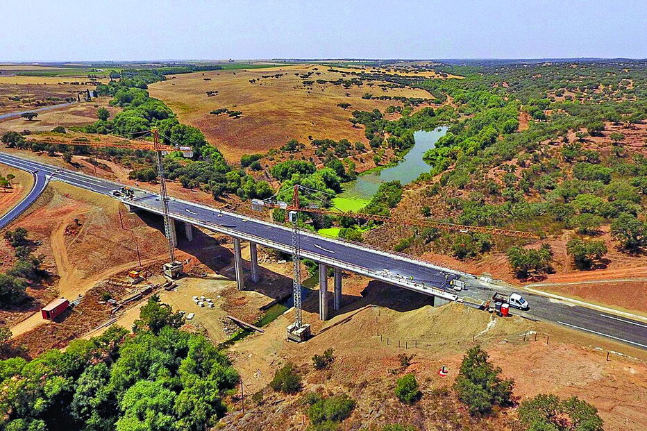 António Godinho, Albardão, Estrada Nacional 256, Degebe, José Calixto, Escola Segura da GNR de Reguengos de Monsaraz, Maria João Moura, Reguengos de Monsaraz, Évora, presidente da Câmara Municipal de Reguengos de Monsaraz, Governo, política, economia, negócios e finanças, construção e obras públicas