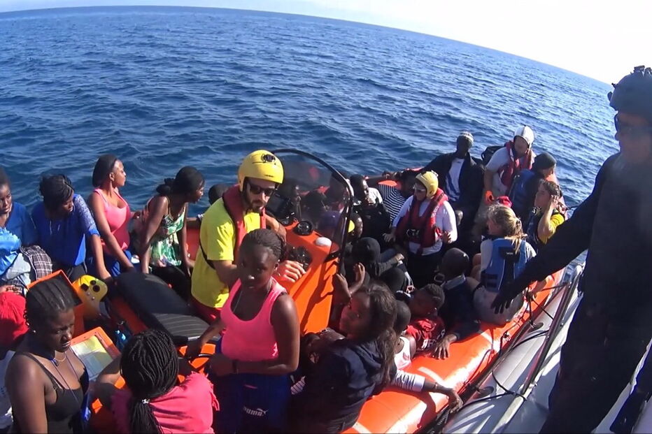 Polícia Marítima resgata migrantes na Grécia