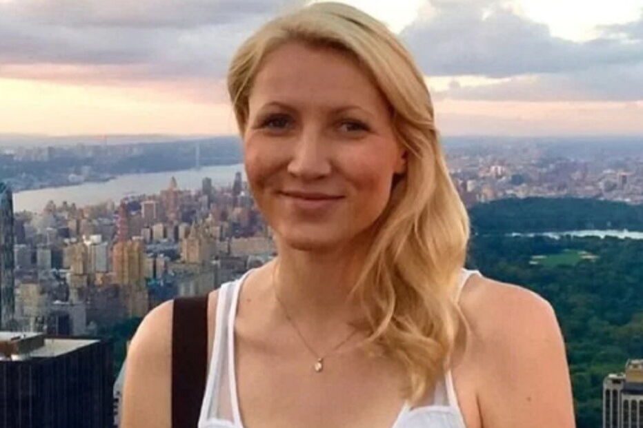 Professora faz sexo bêbada na casa de banho de avião com aluno