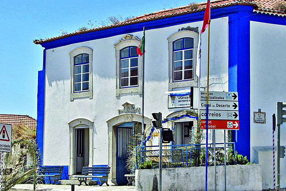 2017-07-28_00_48.41 O edifício é dos mais antigos na freguesia de Porto Salvo e alberga desde 1975 o bar e a sede social do Atlético Clube.jpg